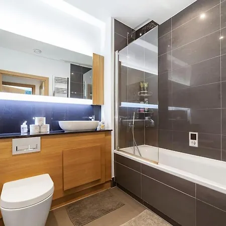 Modern 1-Bed With Panoramic View In Central London Exterior photo